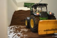 Lagerhaus-befuellen-John-Deere-mit-Frontlader-Siku-Control-32