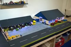 1_Siku-Control-32-Bauernhof-Diorama-Kuhstall-mit-Maschinenhalle