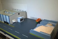 1_Siku-Control-32-Bauernhof-Diorama-Lagerhaus-Trocknungshalle-4