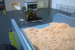 1_Siku-Control-32-Bauernhof-Diorama-Schuettboxen