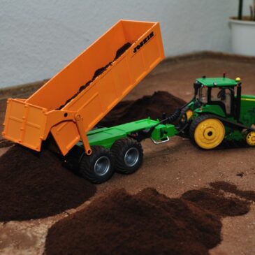 Der Kaffeeacker wird nach dem Umbau befüllt. Der John Deere mit dem Joskin Kipper (Siku Control 32) bringt Ladung für Ladung