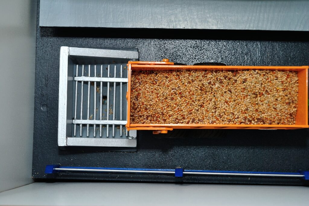 Siku Control 32 Bauernhof Schüttung für Hochsilo